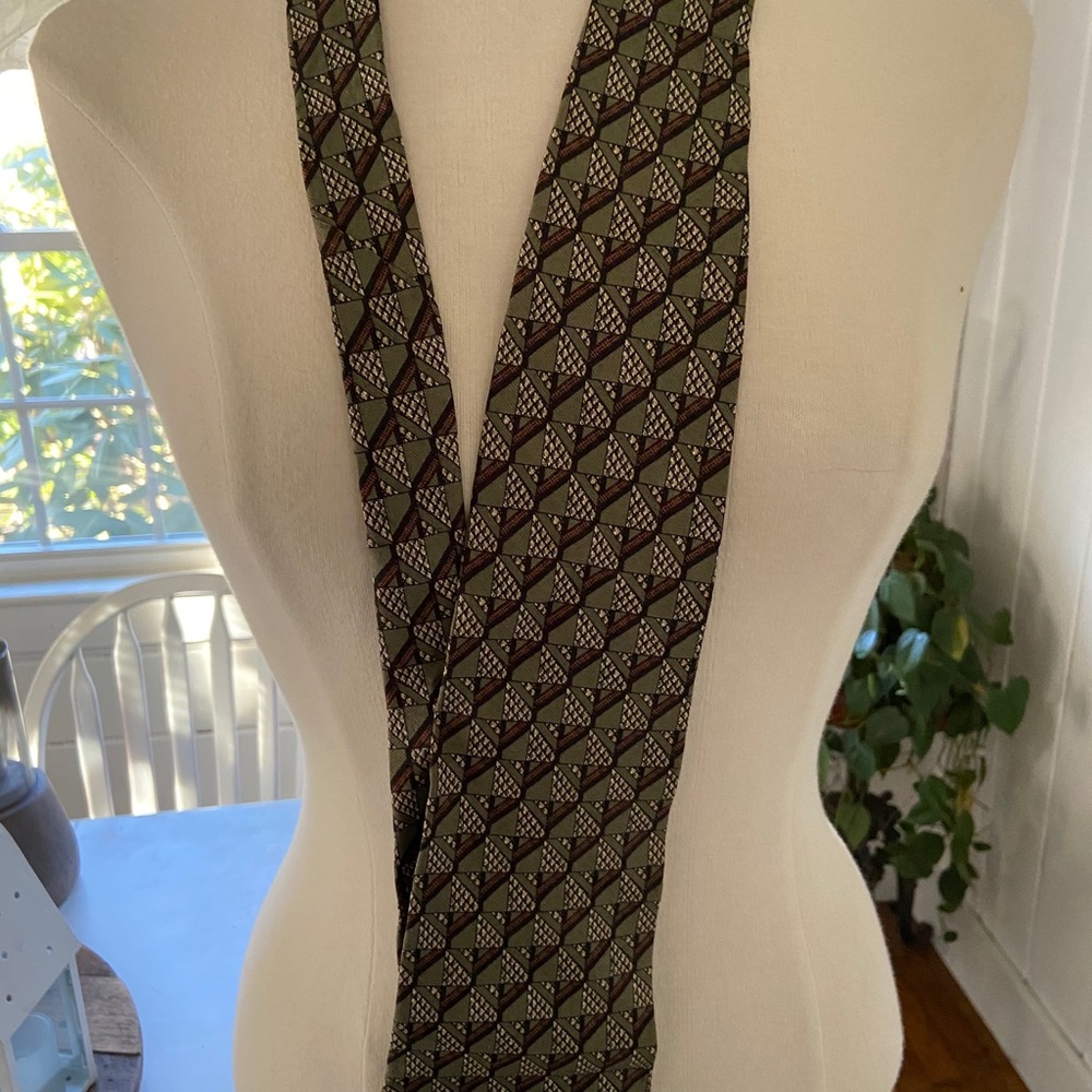 Guess tie